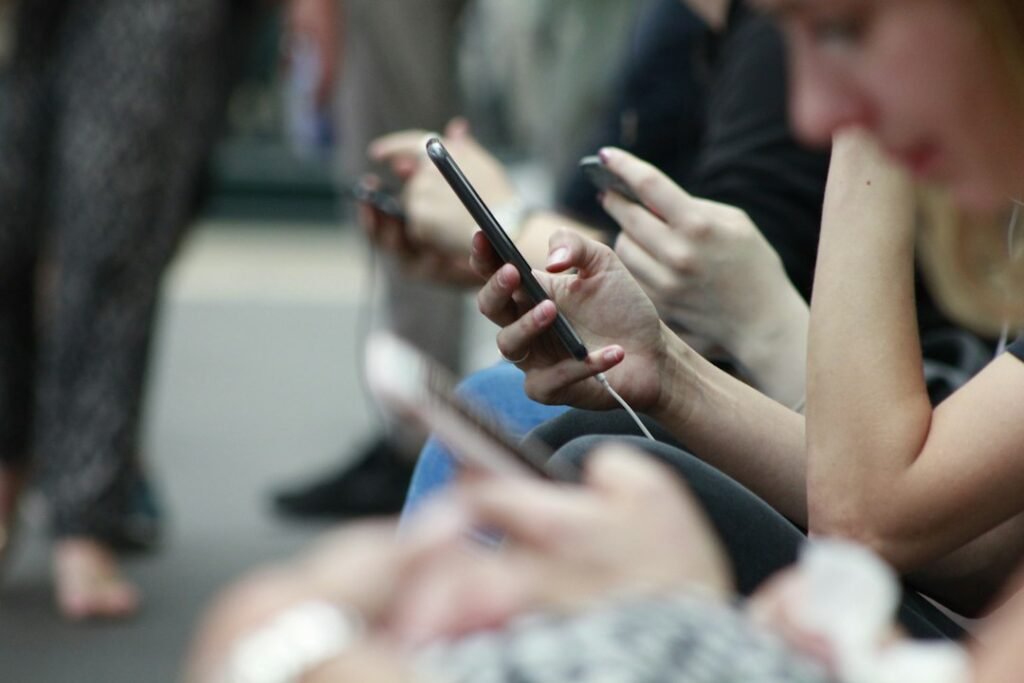 Pessoas usando smartphones para navegar e conversar