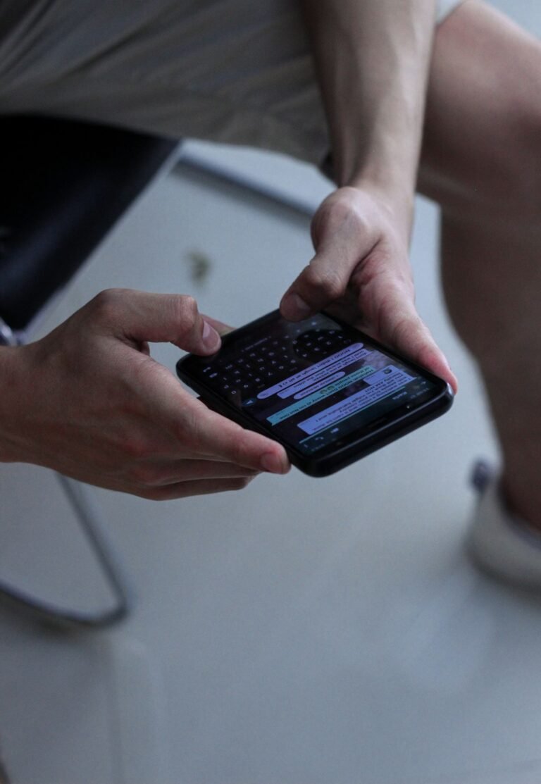 Profissional usando smartphone para atender leads de campanhas digitais