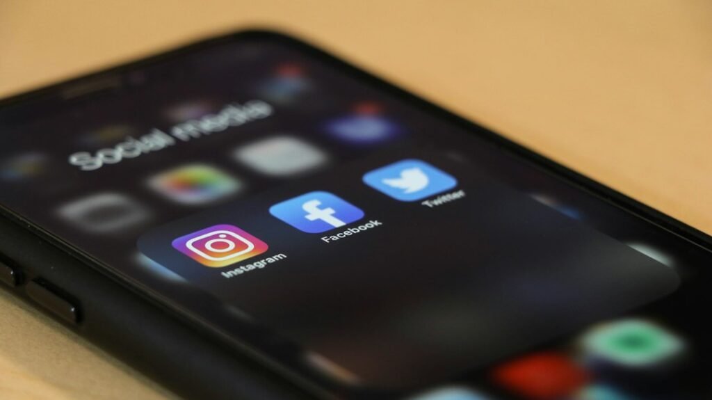 Smartphone com aplicativos de redes sociais