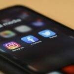 Smartphone com aplicativos de redes sociais