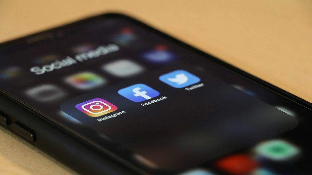 Smartphone com aplicativos de redes sociais