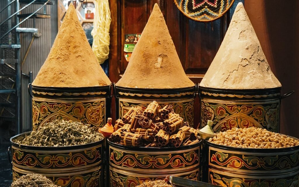 Tigelas com especiarias em um mercado