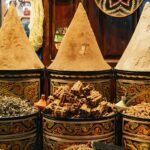 Tigelas com especiarias em um mercado