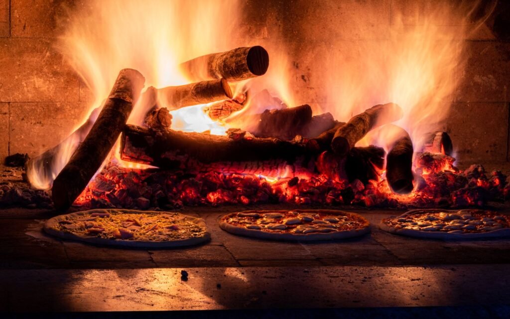 Pizza saindo do forno