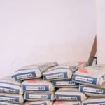 Sacos de cimento empilhados em um depósito