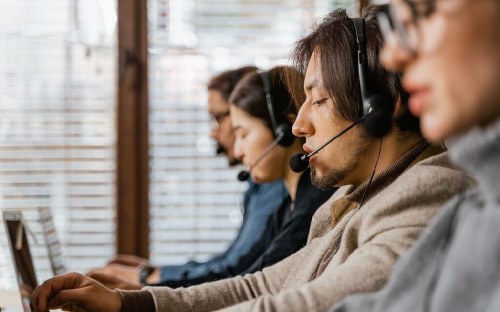 Atendente conversando com cliente em atendimento