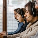 Atendente conversando com cliente em atendimento