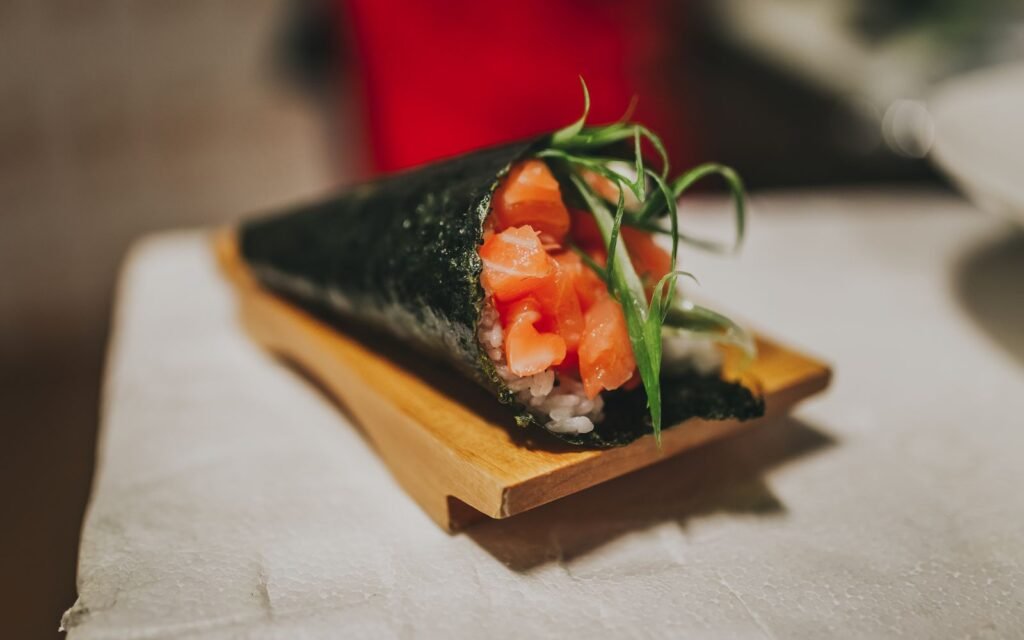 Temaki servido em prato de madeira
