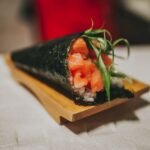 Temaki servido em prato de madeira