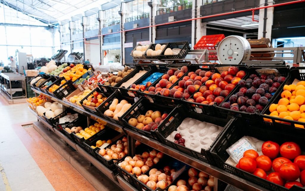 Seção de frutas e verduras de um supermercado