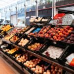 Seção de frutas e verduras de um supermercado