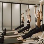 Aula de pilates em grupo