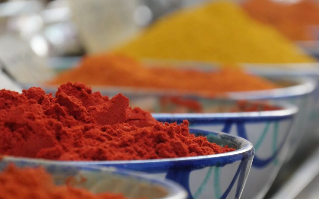 Especiarias coloridas expostas em um mercado