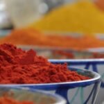 Especiarias coloridas expostas em um mercado