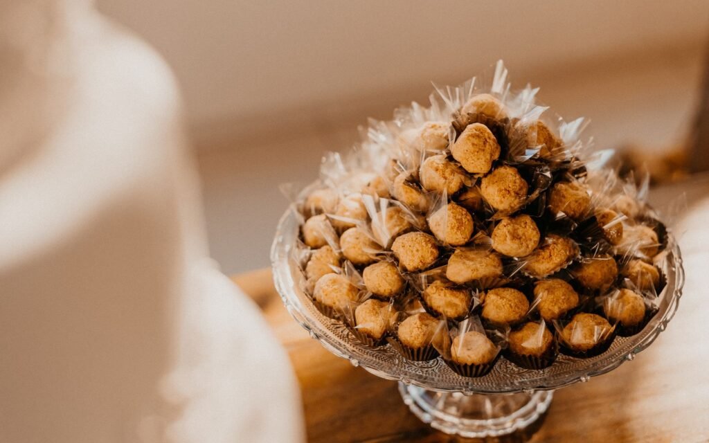 Brigadeiros em uma banca de sobremesas