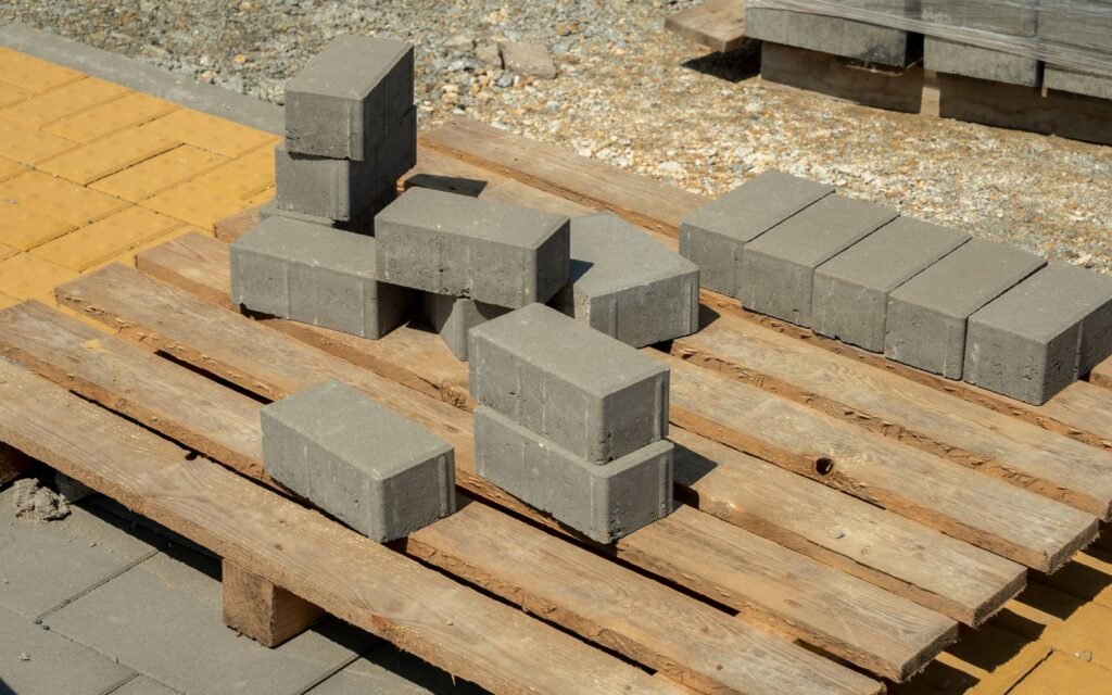 Blocos de concreto sobre palete em uma obra