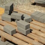 Blocos de concreto sobre palete em uma obra