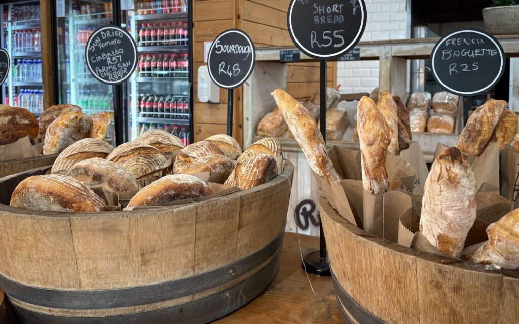 Prateleiras de padaria com pães artesanais variados