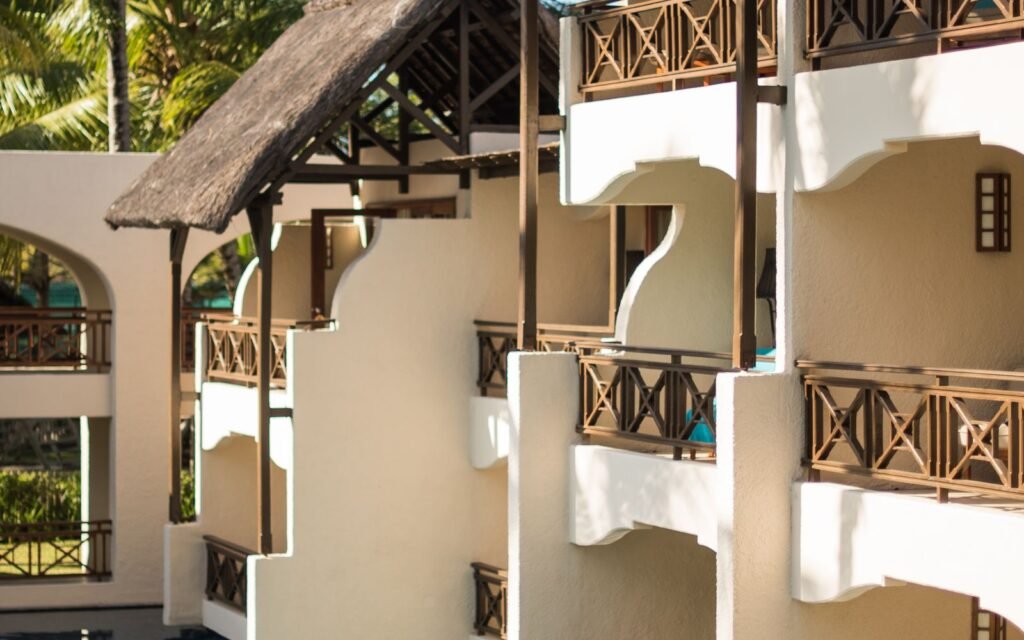 Quartos com varanda de frente para a piscina de uma hospedagem