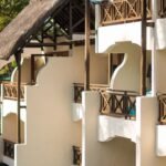 Quartos com varanda de frente para a piscina de uma hospedagem
