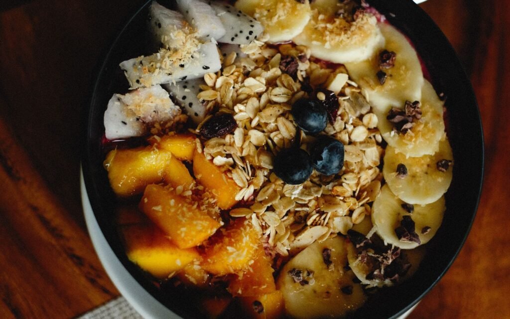 Tigela de açaí com frutas e granola