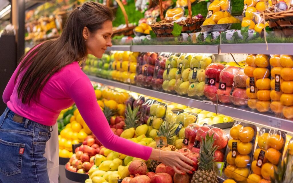 Cliente escolhendo frutas em um mercado