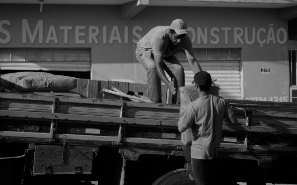 Materiais de construção organizados em uma loja
