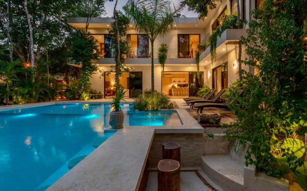 Hospedagem com piscina em ambiente tropical
