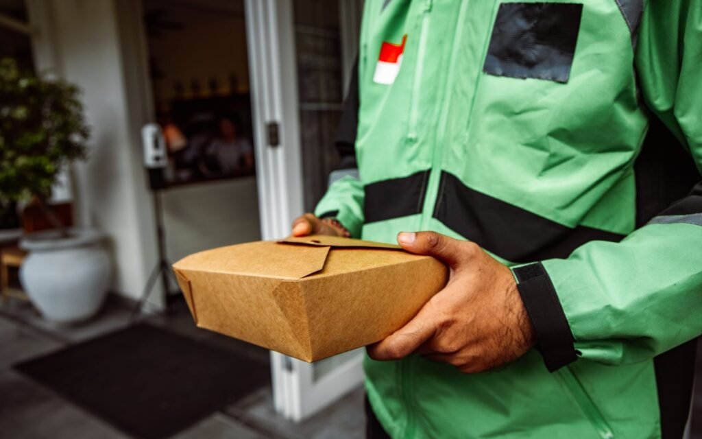 Entregador levando pedidos de comida