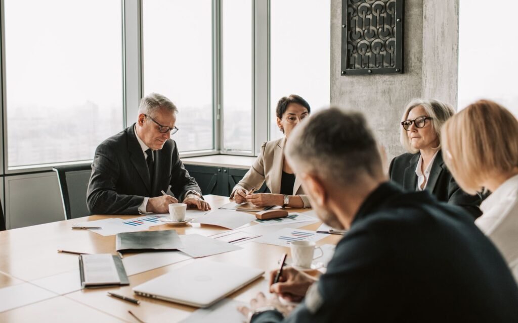 Pessoas em reunião de trabalho em torno de uma mesa