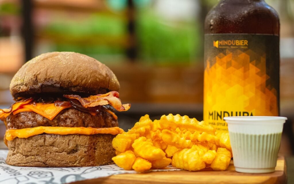 Hambúrguer artesanal com batatas fritas