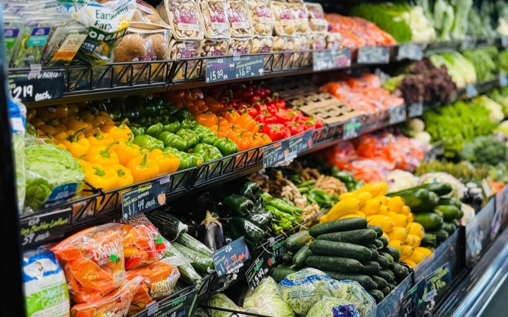 Banca de frutas e verduras em um mercado