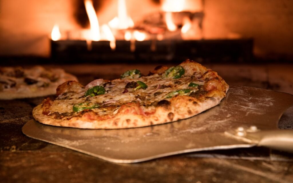 Pizza sendo assada em forno