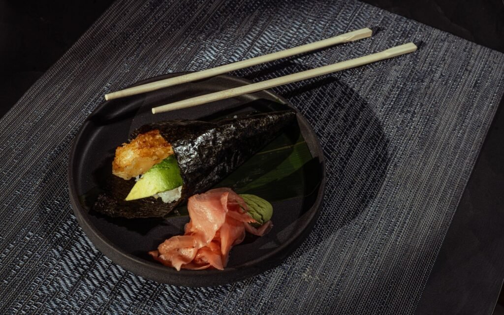 Temaki de salmão servido com hashis