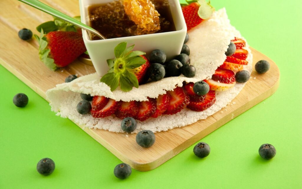 Tapioca com frutas vermelhas e mel