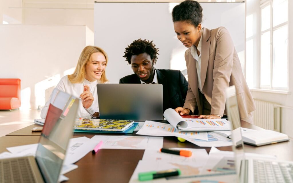 Equipe de escritório olhando para um notebook