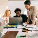 Equipe de escritório olhando para um notebook
