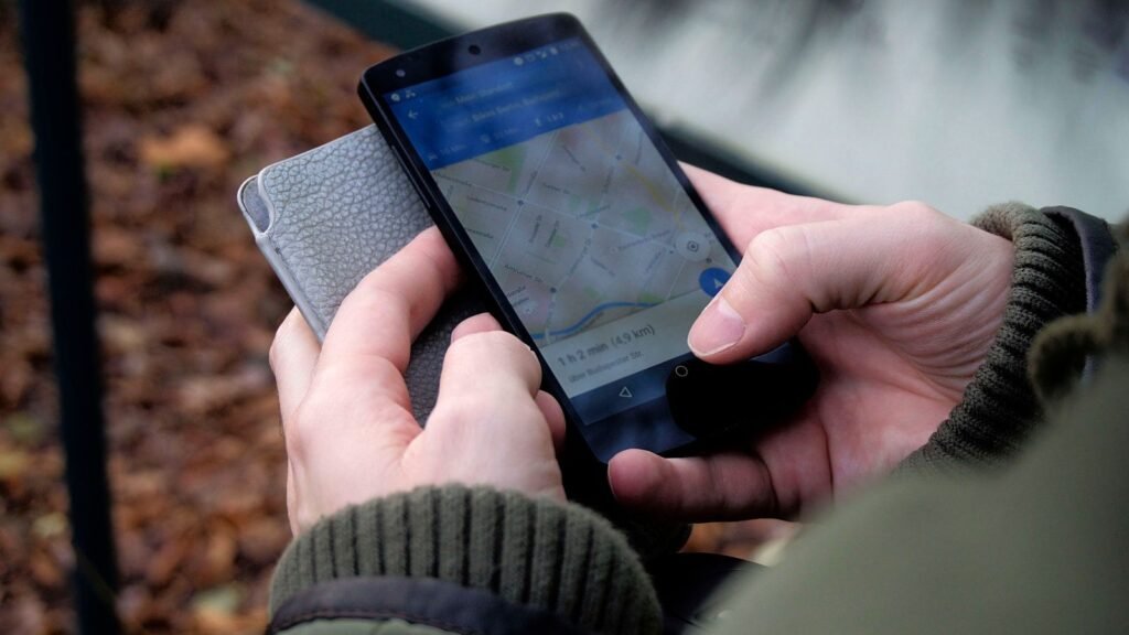Pessoa usando o Google Maps no celular para encontrar um local próximo